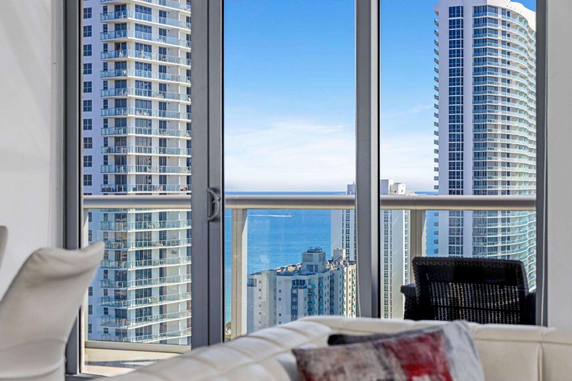Resort-Style Living With Direct Ocean Views - 3Br Beauty Hallandale Beach Eksteriør billede