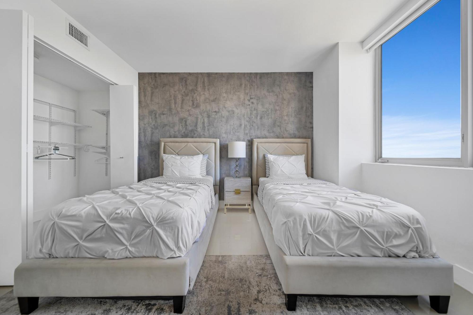 Resort-Style Living With Direct Ocean Views - 3Br Beauty Hallandale Beach Eksteriør billede